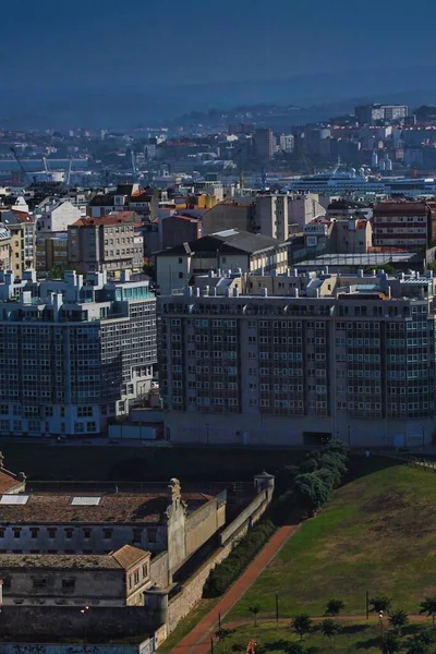 Spanya Galiçya Coruna Mavi Gökyüzü Altındaki Binaların Dikey Görüntüsü — Stok fotoğraf