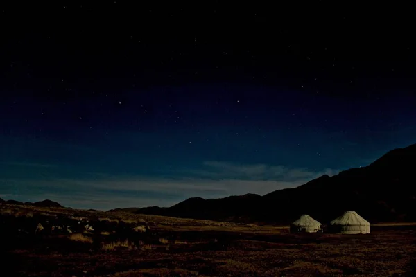 Szeroki Kąt Ujęcia Kilku Gór Krajobraz Nocy — Zdjęcie stockowe