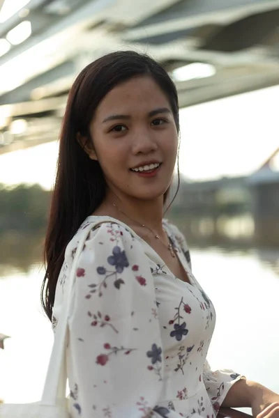 Усміхнена Єтнамська Дівчина Стоїть Старому Мості — стокове фото