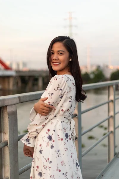 Une Vietnamienne Aux Cheveux Noirs Souriante Debout Sur Pont — Photo