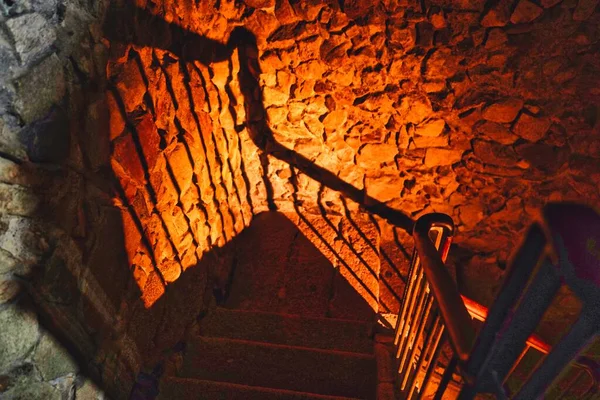 Высокоугольный Снимок Старой Лестницы Освещенной Оранжевым Светом Корунья Галисия Испания — стоковое фото