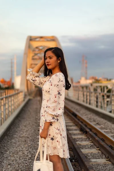 Une Vietnamienne Debout Sur Les Rails Vieux Pont Avec Sac — Photo