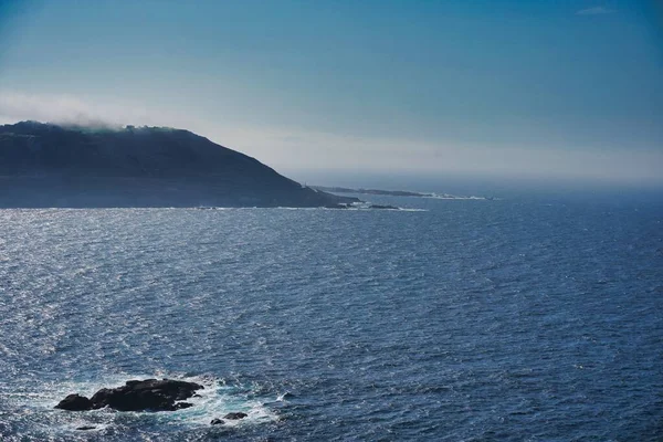 Belo Tiro Mar Com Uma Montanha Distância Sob Céu Azul — Fotografia de Stock