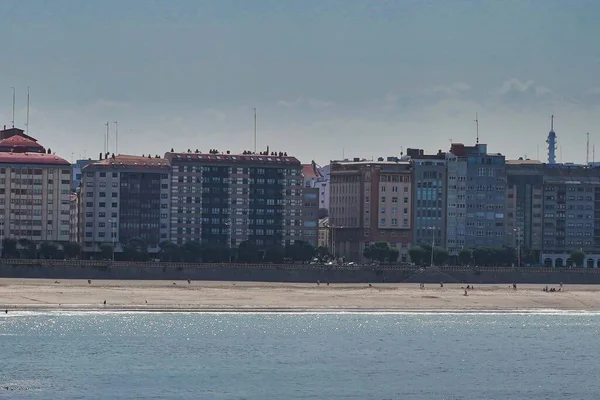 Piękne Ujęcie Budynków Wybrzeżu Mieście Coruna Galicji Hiszpania Zachmurzonym Niebem — Zdjęcie stockowe