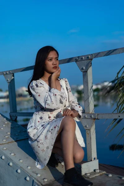 Une Fille Vietnamienne Assise Sur Vieux Pont Pendant Journée — Photo