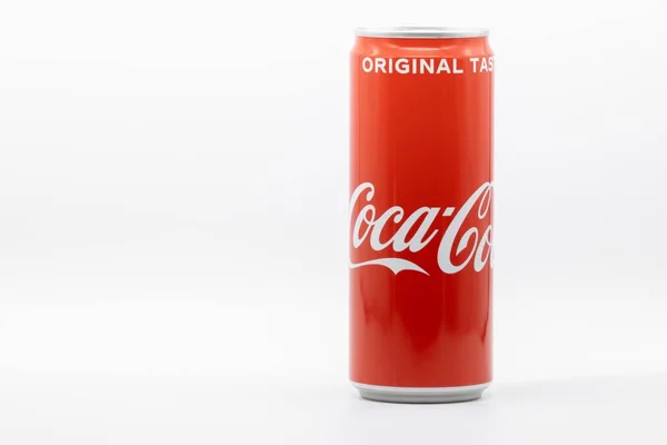 Ааашен Німеччина Березня 2020 Відсвіжаюча Червона Кока Кола Білому Тлі — стокове фото