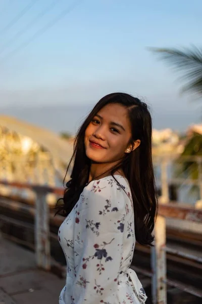 Uma Menina Vietnamita Sorridente Uma Ponte Velha — Fotografia de Stock