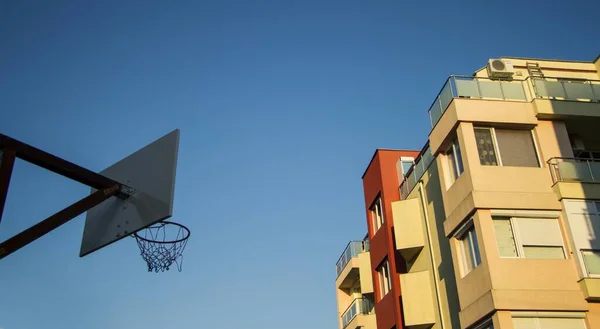 Low Angle Shot Building Next Basket Attached Metal Pole Basketball — Stock Photo, Image