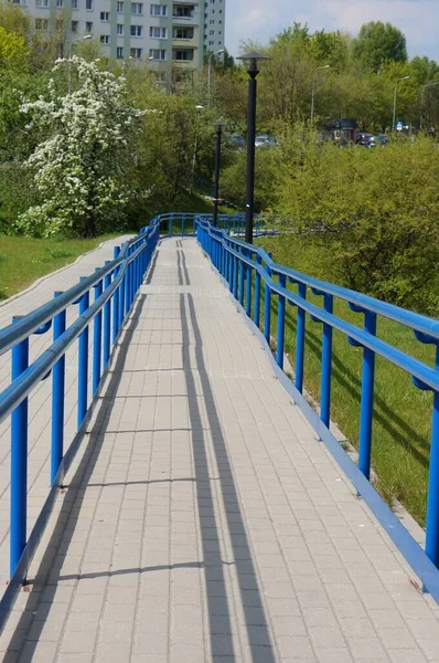 Een Prachtig Shot Van Een Loopbrug Omringd Door Blauwe Metalen — Stockfoto
