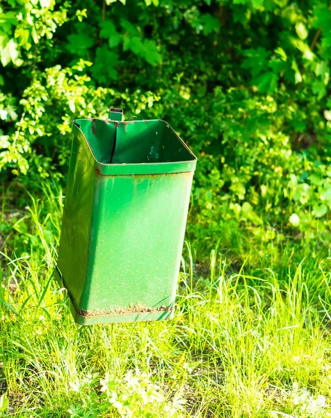 Eine Grüne Metallmülltonne Einem Grünen Garten — Stockfoto