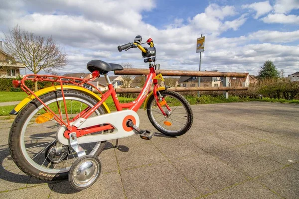 Aachen Niemcy Marca 2020 Piękne Ujęcie Boku Czerwonego Roweru Dziecięcego — Zdjęcie stockowe