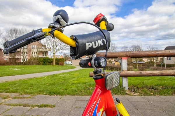 Aachen Alemania Marzo 2020 Primer Plano Una Bicicleta Roja Con —  Fotos de Stock