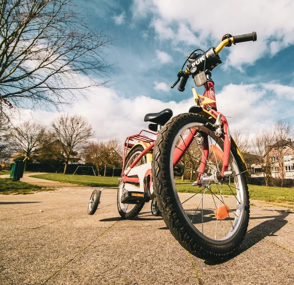 Aachen Γερμανια Μαρ 2020 Ένα Φουσκωτό Παιδικό Ποδήλατο Βοηθητικούς Τροχούς — Φωτογραφία Αρχείου