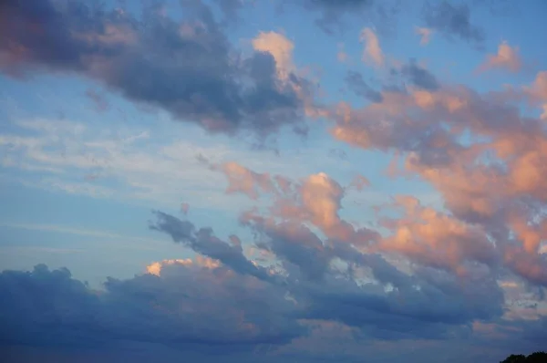 Beau Cliché Des Nuages Dans Ciel Bleu Parfait Pour Arrière — Photo