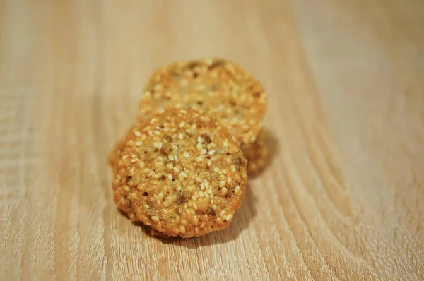 Tiro Close Uma Pilha Biscoitos Grão Mesa Madeira — Fotografia de Stock