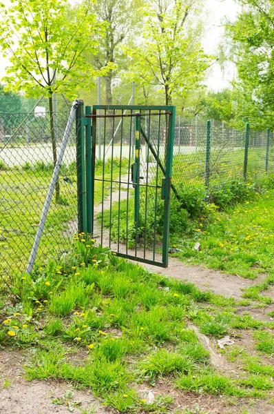 Vertikal Bild Ett Stängsel Och Metalldörr Parken — Stockfoto