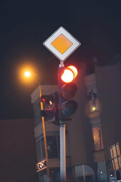 Disparo Vertical Bajo Ángulo Semáforo Por Noche —  Fotos de Stock