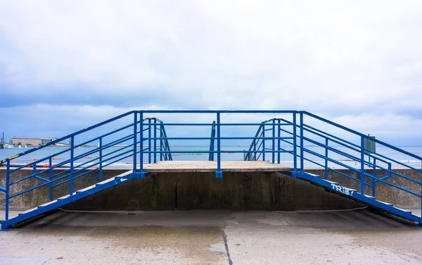 Лестница Ведущая Пляж Днем — стоковое фото
