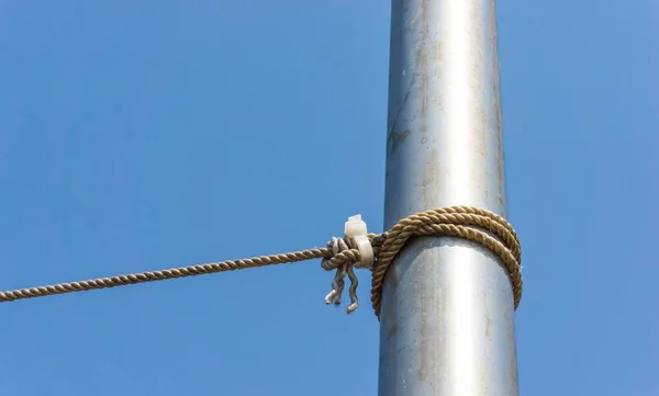 Een Metalen Paal Vastgebonden Knoop Met Een Blauwe Lucht — Stockfoto