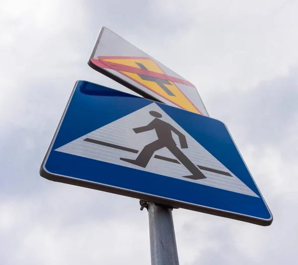 Twee Verkeersborden Met Blauwe Lucht Achtergrond — Stockfoto