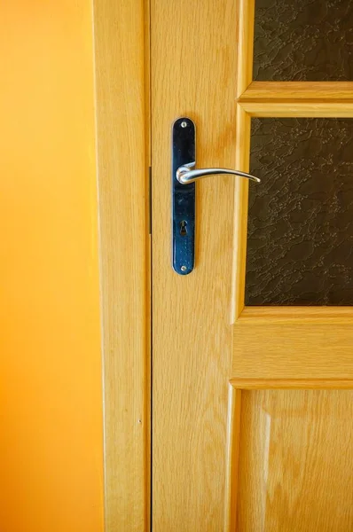 木製のドアロックのハンドルのクローズアップショット — ストック写真