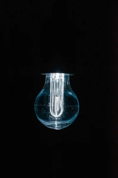 Detailní Záběr Osvětlené Lampy Černém Pozadí — Stock fotografie