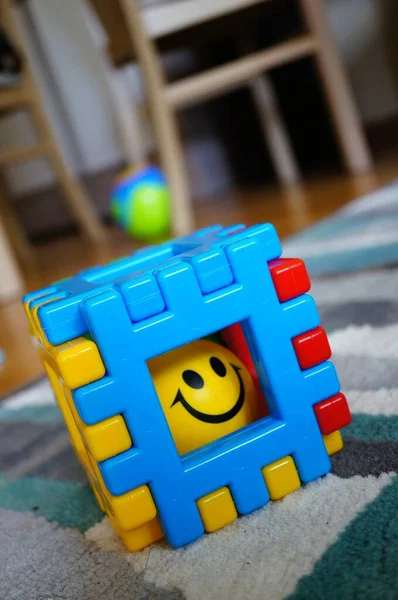 Una Hermosa Toma Juguete Colorido Para Niño Suelo Una Habitación — Foto de Stock