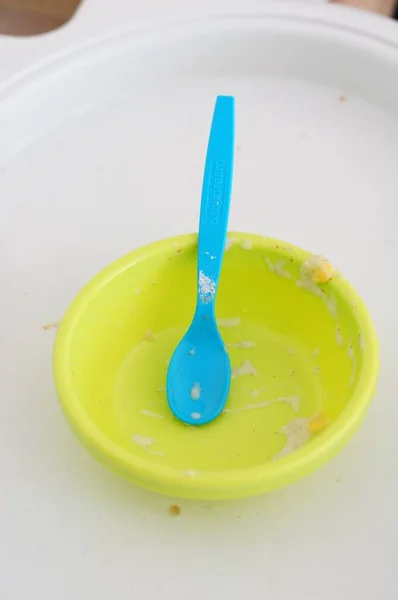 Una Ciotola Verde Cucchiaio Blu Cibo Bambini Dopo Aver Mangiato — Foto Stock
