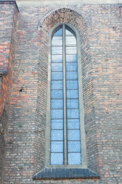 Duvardaki Kilise Penceresinin Dikey Görüntüsü — Stok fotoğraf