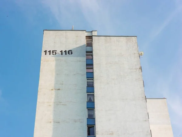 Een Hoog Gebouw Een Oude Stijl Overdag — Stockfoto