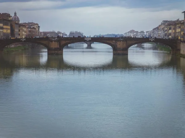 フィレンツェの両側に建物がある混雑した橋の美しいショットイタリア — ストック写真
