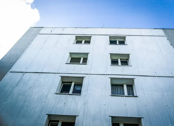 Eine Flache Aufnahme Einer Weißen Hausfassade Mit Fenstern — Stockfoto