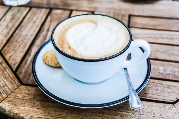 Sebuah Foto Close Cappuccino Panas Dengan Cookie Atas Meja Kayu — Stok Foto