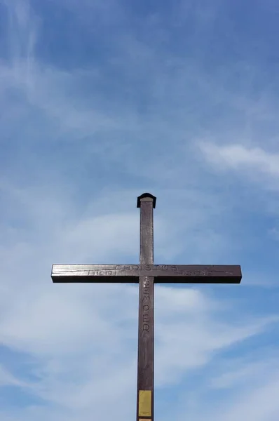 Вертикальний Знімок Хреста Ясне Блакитне Небо — стокове фото