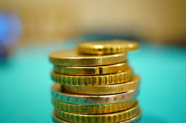 Eine Nahaufnahme Gestapelter Goldmünzen Mit Verschwommenem Hintergrund — Stockfoto