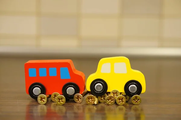 Tiro Close Dois Carros Brinquedo Madeira Unhas — Fotografia de Stock