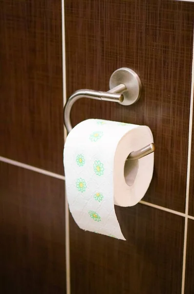 Pionowe Zbliżenie Ujęcia Rolki Papieru Toaletowego Brązowej Ścianie — Zdjęcie stockowe