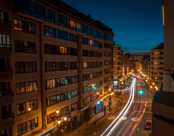 Grande Edifício Rodeado Por Outros Frente Rua — Fotografia de Stock