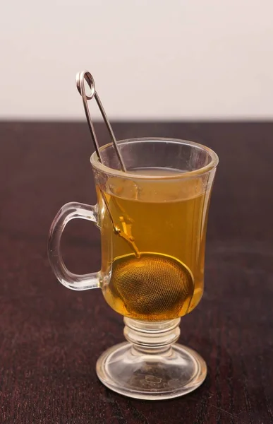 Вертикальный Кадр Металлического Чайного Инфузера Внутри Стакана Чая — стоковое фото