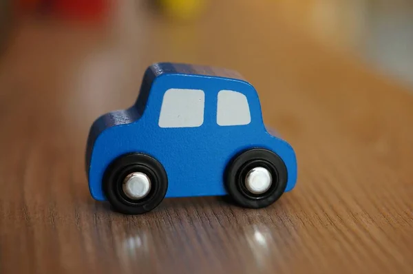 Tiro Close Carro Brinquedo Madeira Azul Uma Mesa Madeira — Fotografia de Stock