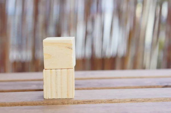 Detailní Záběr Dvou Dřevěných Bloků Připíchnutých Sebe Dřevěném Stole — Stock fotografie