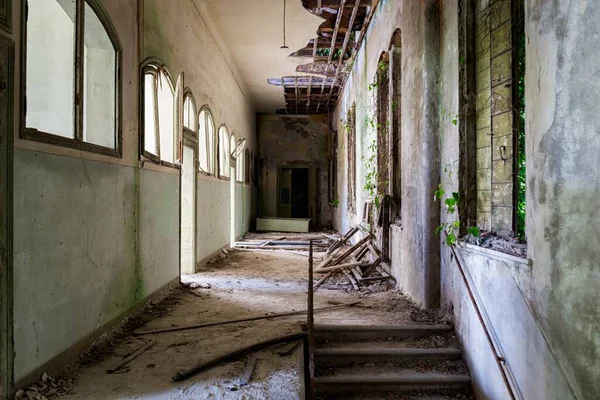 Разрушенная Больница Разваливается Заброшенном Предположительно Населенном Призраками Острове Повелья Италии — стоковое фото