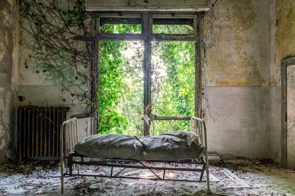 Ein Zerstörtes Krankenhaus Liegt Auf Der Verlassenen Und Angeblich Heimgesuchten — Stockfoto