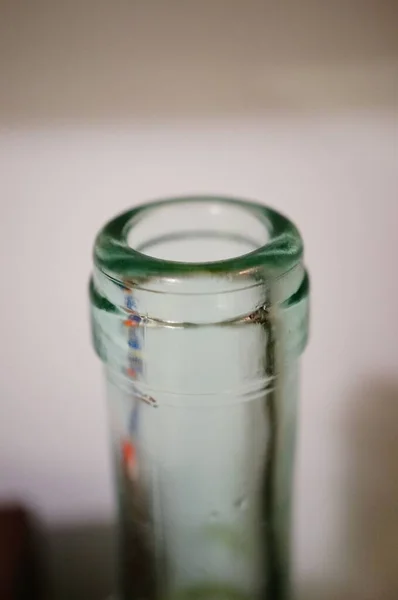 Вертикальный Крупным Планом Снимок Головы Стеклянной Бутылки Размытым Фоном — стоковое фото