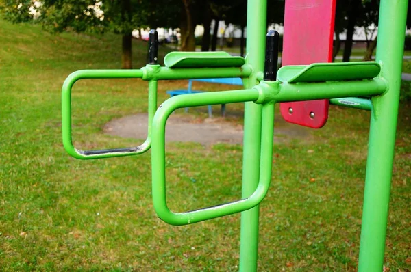 公园里一台健身机械的特写镜头 — 图库照片