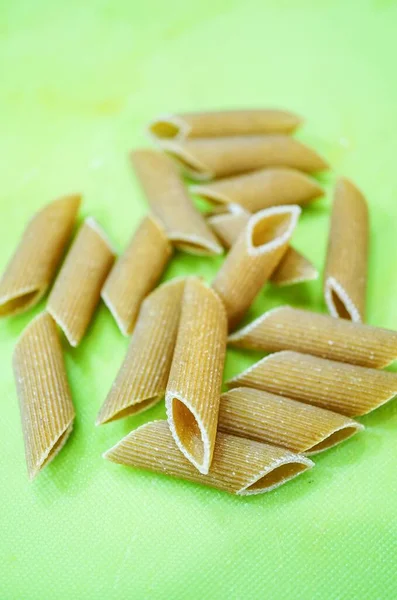 Eine Vertikale Nahaufnahme Von Fussilli Pasta Auf Grünem Hintergrund — Stockfoto