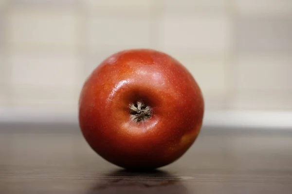 Nahaufnahme Eines Roten Apfels Auf Einer Holzoberfläche Mit Unscharfem Hintergrund — Stockfoto