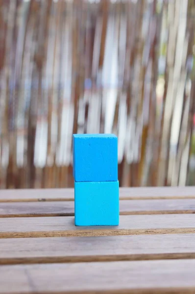 Eine Vertikale Nahaufnahme Von Zwei Übereinander Gestapelten Blauen Holzspielzeugklötzen Auf — Stockfoto