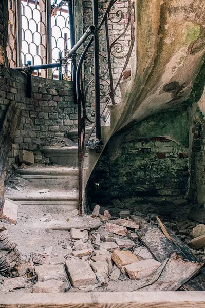 意大利的波维利亚岛上 一座被毁的楼梯摇摇欲坠地躺在被遗弃的 被认为是闹鬼的岛上 — 图库照片
