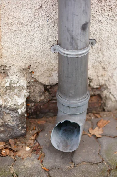 Primer Plano Vertical Tubo Lluvia Plástico Dañado Pared — Foto de Stock